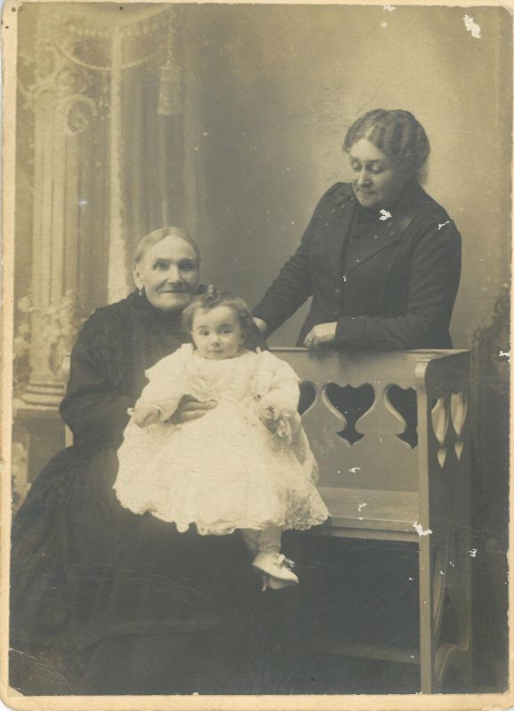 RFT.AVM.07.03.57. Victorio con su madre y abuela