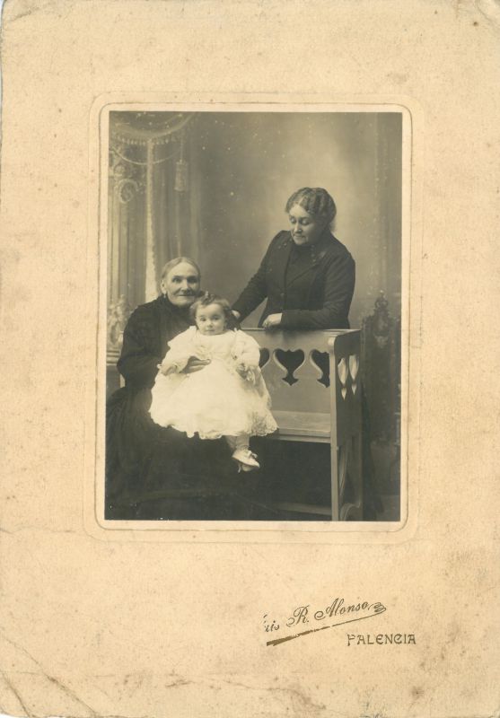 RFT.AVM.07.03.62. Victorio con su madre y abuela