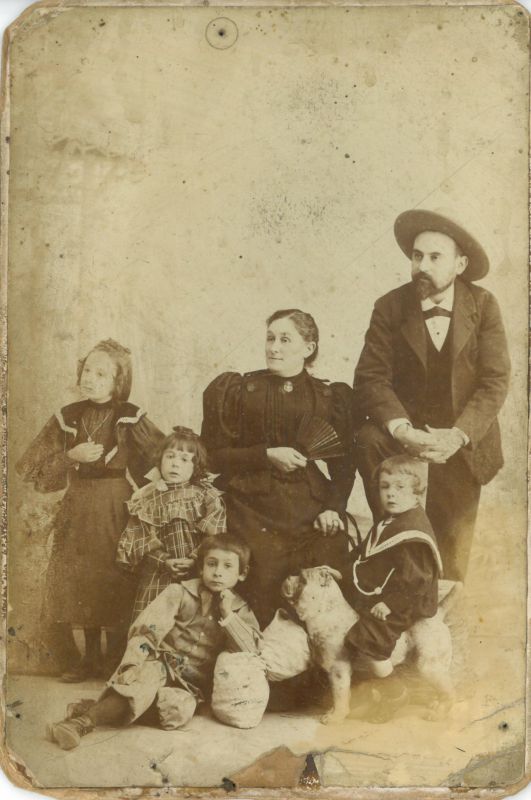 RFT.AVM.07.03.59. Victorio junto con padres y hermanos