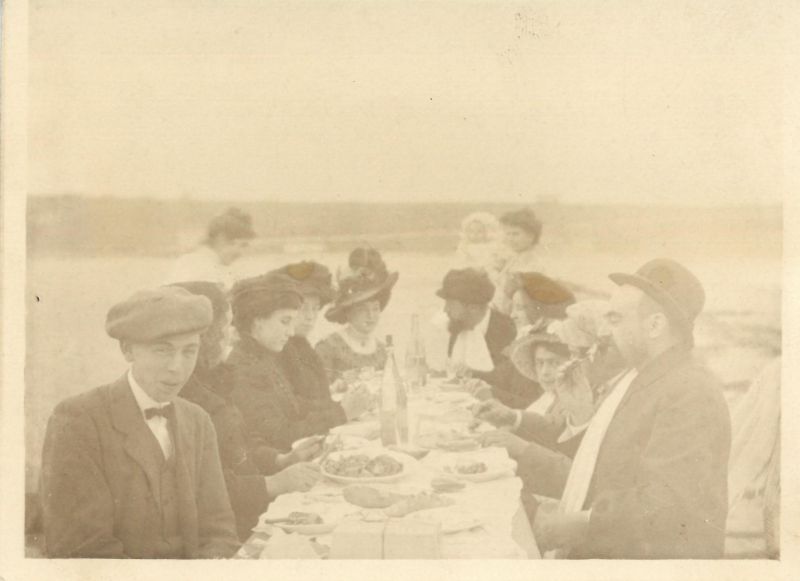 RFT.AVM.07.03.50. Comida familiar con padre de Victorio y su hermana Josefina