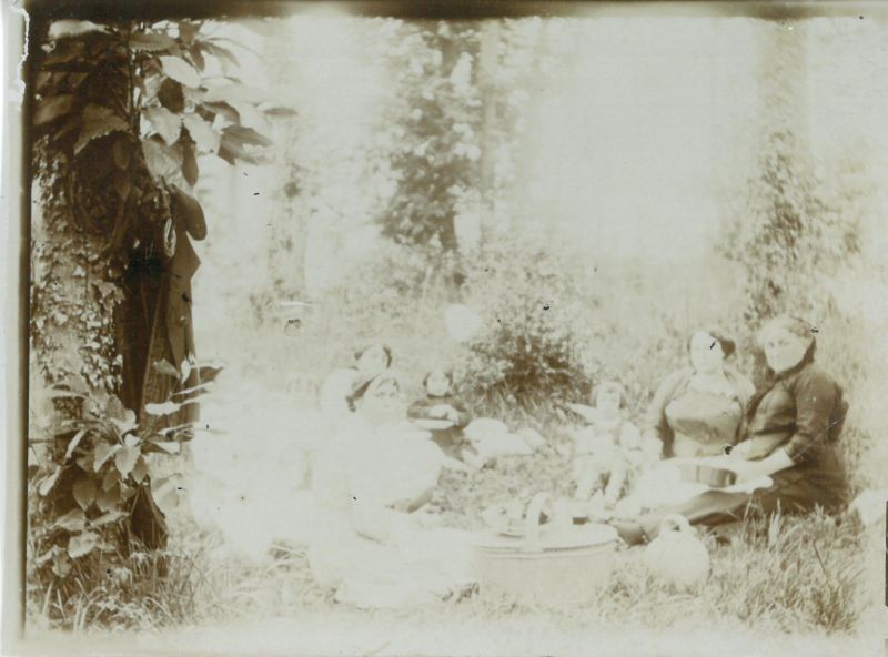 RFT.AVM.07.03.53. Comida en el campo con su madre