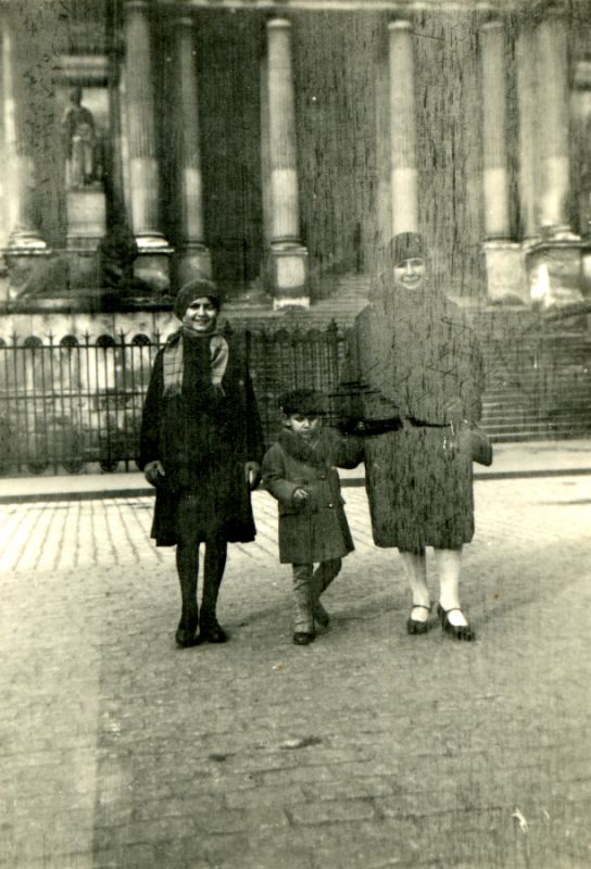 RFT.AVM.7.04.03. Zoila, su madre y su hermano César