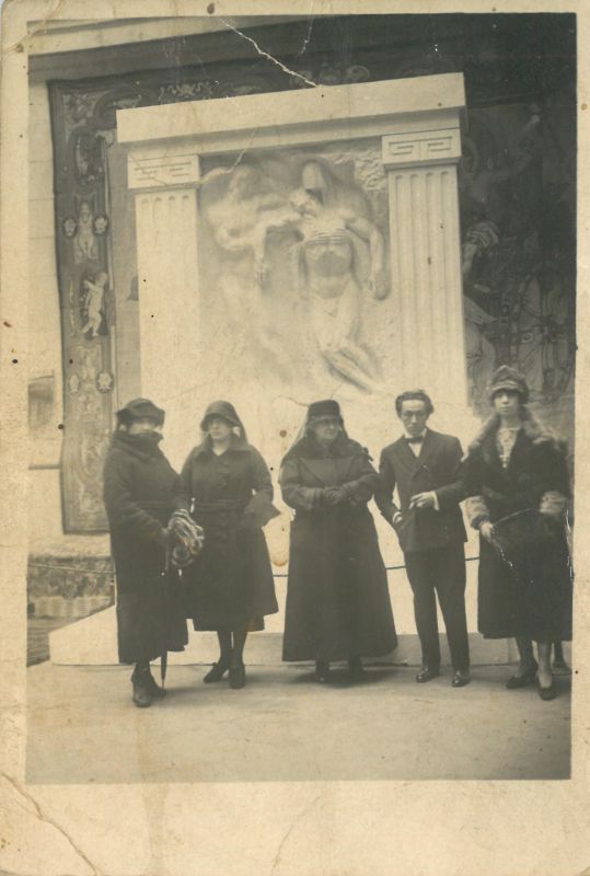 RFT.AVM.07.03.48. 1921 Exposición Museo Arte Moderno. Victorio con su mujer, madre y hermanas