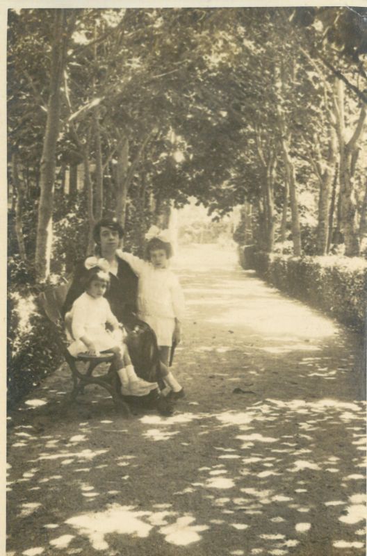 RFT.AVM.07.03.49. Soledad Martínez Romarate con sus sobrinas