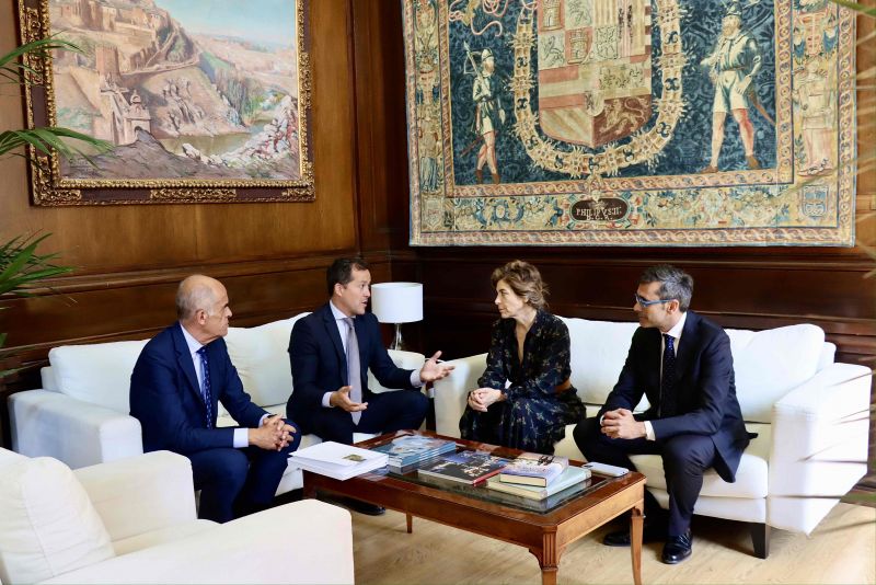 El Alcalde de Toledo recibe en el Ayuntamiento a la Real Fundación de Toledo